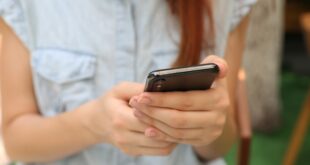 Tjej med mobiltelefon