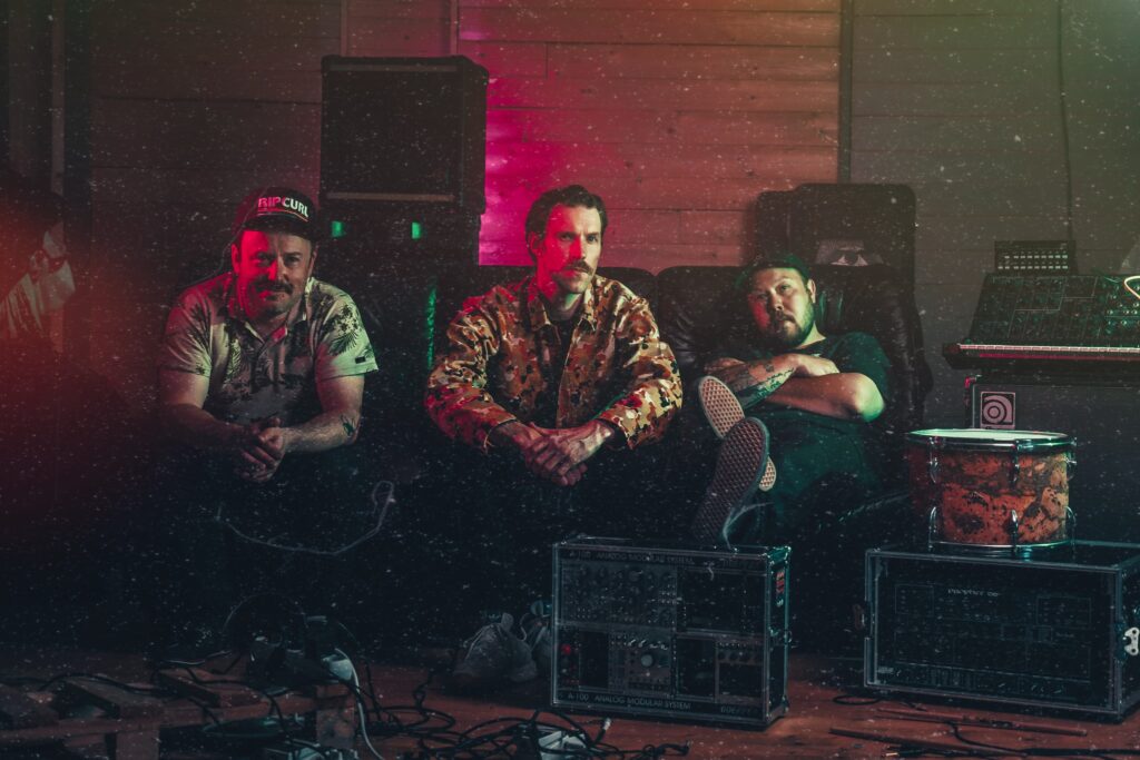 Skuggsidan - promobild med retrokänsla där medlemmarna sitter i en soffa.