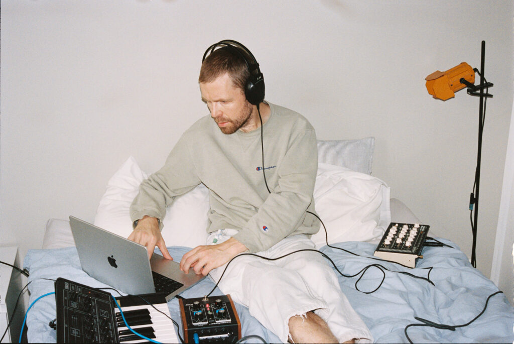 AUTORHYTHM Joakim Forsgren i en säng med synthar och dator