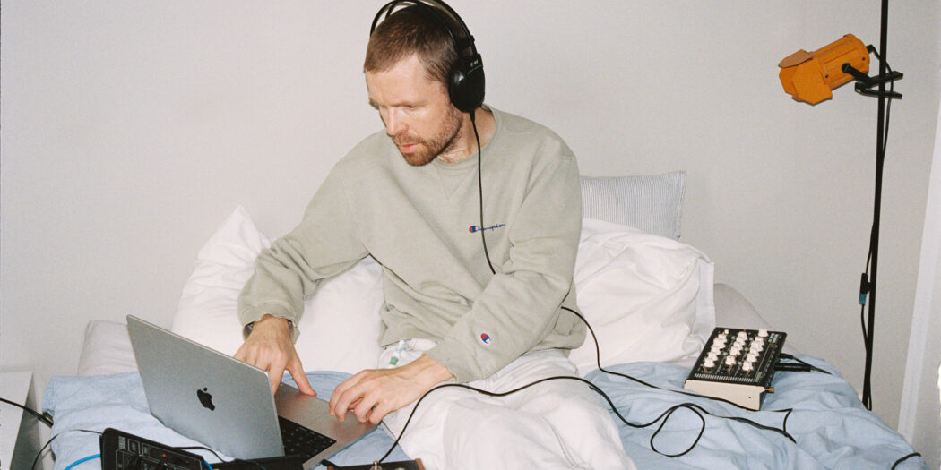 AUTORHYTHM Joakim Forsgren i en säng med synthar och dator