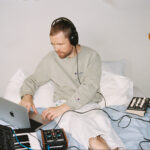 AUTORHYTHM Joakim Forsgren i en säng med synthar och dator