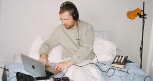 AUTORHYTHM Joakim Forsgren i en säng med synthar och dator