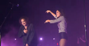 Robert Smith och Olivia Rodrigo live